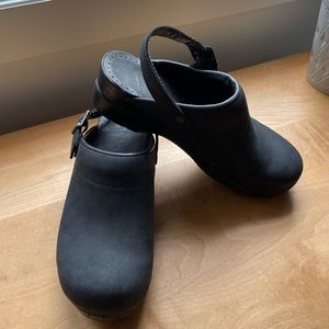 DANSKO BLACK CLOG WITH HEEL STRAP. PERFECT CONDITION. WOMEN’S SIZE 9.5